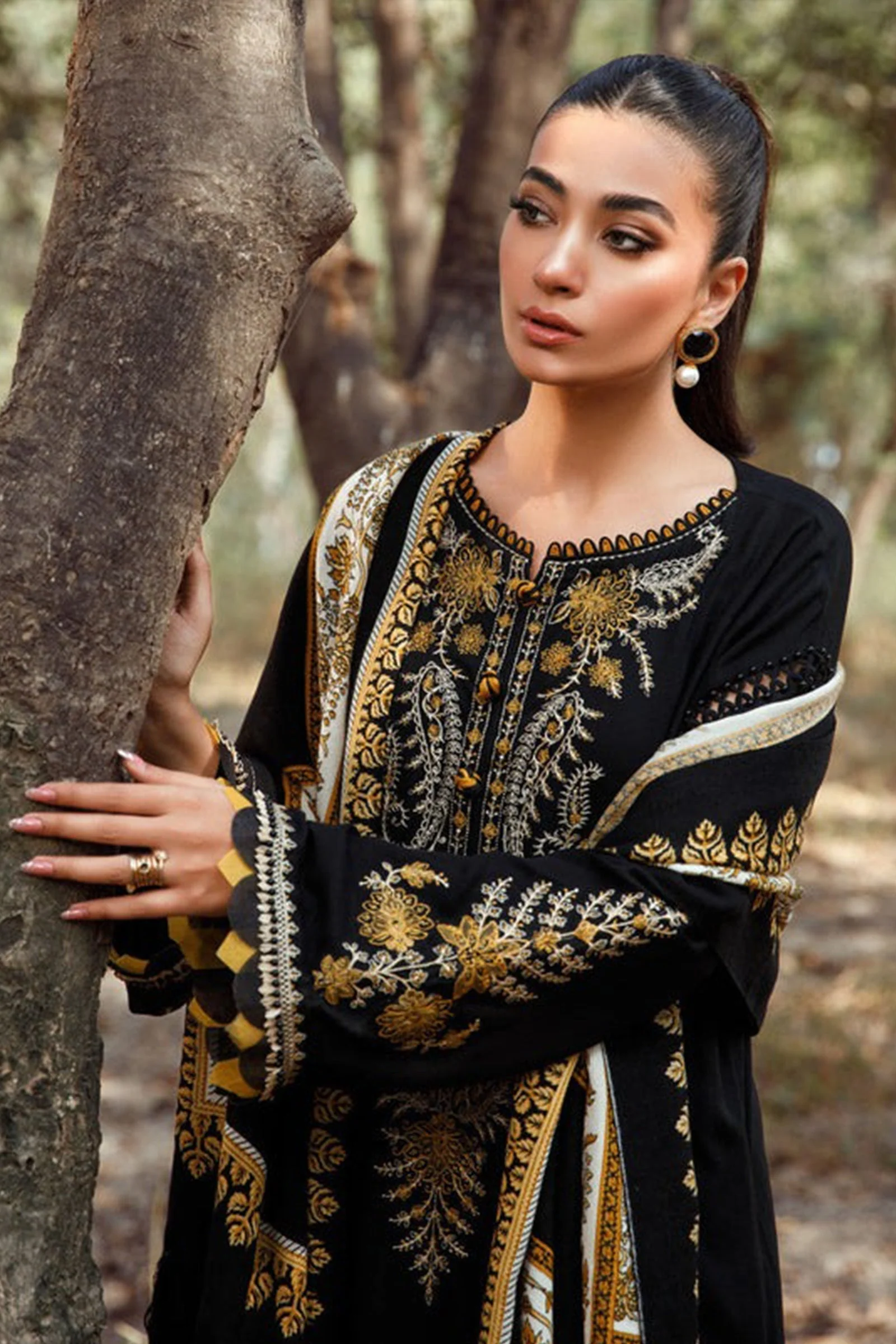 Maria B Winter 3 Piece Dhanak Embroidered dress with Printed Shawll WC827 - Image 4